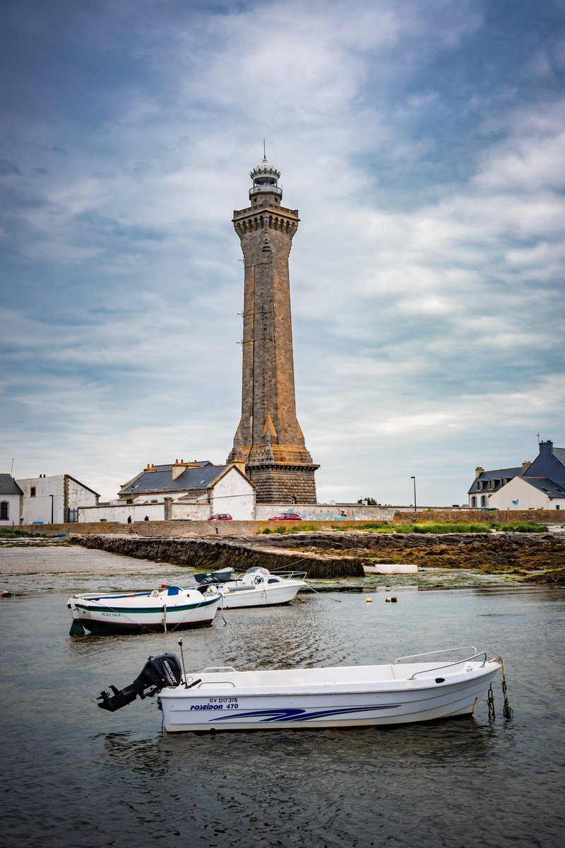 The towering Phare d’Eckmühl at Penmarch in northwest France.

postcardsfromamancunian.blogspot.com/2025/08/nobody…

#travelblogger #travelphotography  #blogger #France #Brittany #Travel #blog #photography #Lighthouse