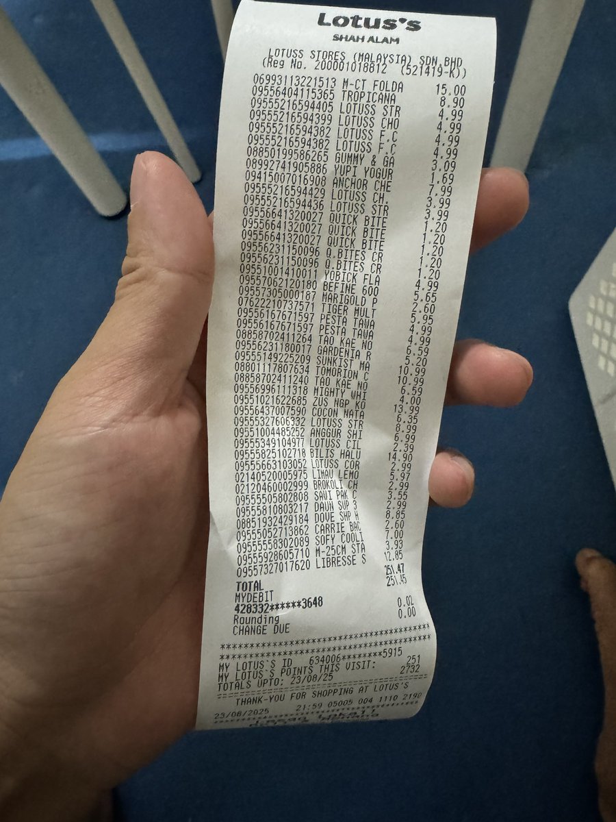 FauzanHamidi93's tweet photo. @LotussMalaysia hi! saya beli bakul laundry ni. tapi tak dapat tayar (barang tak lengkap). Macam mana ya? https://t.co/mhtQYBf16q