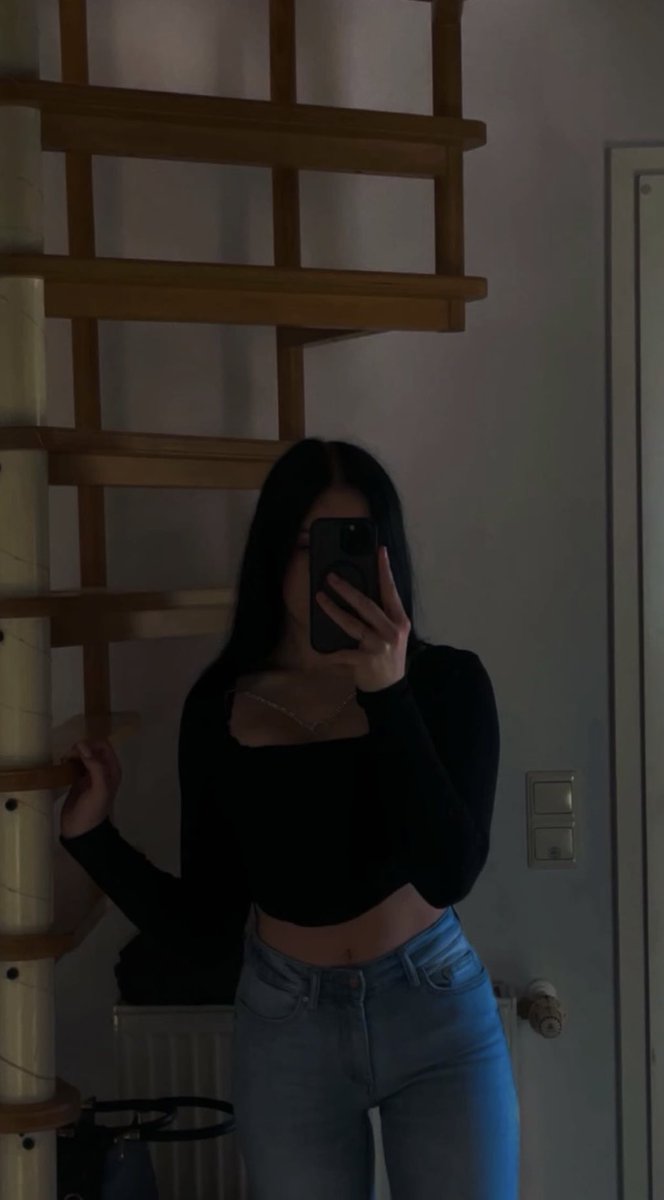 Was würdest du tun wenn ich an dir auf der Straße vorbeigehe dir eine Ohrfeige gebe und dir sage du sollst dich hinknien und mir dein Geld geben? #findom #femdom #paypig #zahlsklave #geldherrin #cuckold #humanatm