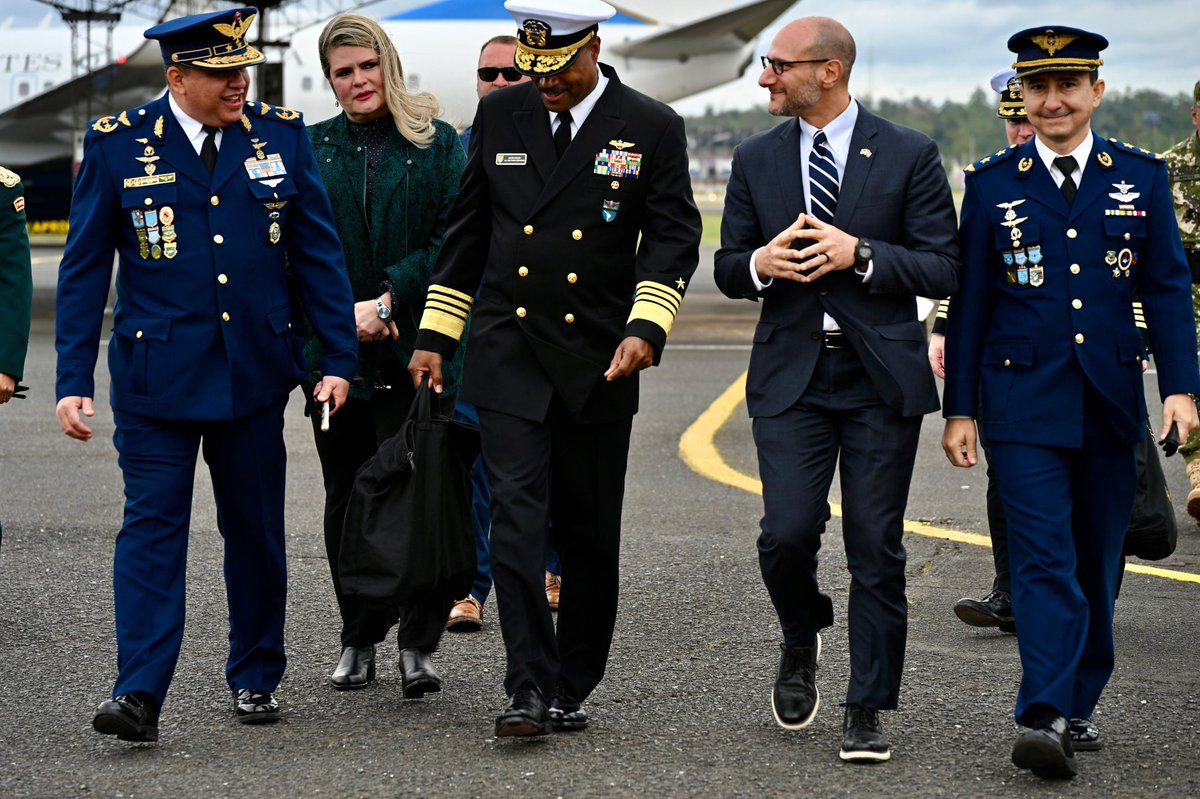 daopz's tweet image. 🚨 El Comandante de #SOUTHCOM, Almirante Alvin Holsey, está en #Paraguay para reunirse con líderes y discutir la cooperación en defensa y fortalecer la longstanding asociación entre EE. UU. y Paraguay. Paraguay es un socio de defensa firme y un contribuyente clave para la…