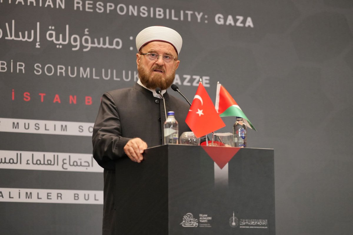 Ali_AlQaradaghi's tweet photo. أيها الإخوة والأخوات، أيها العلماء والدعاة، أيها الأحرار في كل مكان…
نجتمع اليوم في إسطنبول تحت راية المؤتمر العلمائي العالمي "غزة مسؤولية إسلامية وإنسانية"، نلتقي في ساعةٍ من أدقّ ساعات أمتنا، وأصعب لحظات أهلنا في غزة الصامدة.
لقد اعتليت هذه المنصّة ومعي إخوتي الكرام: فضيلة الشيخ محمد الحسن ولد الددو، وفضيلة الدكتور علي محمد الصلابي، والدكتور مروان أبو راس، وبمشاركة إخوتنا من مؤسسة علماء وقف الإسلام التركية، ومعالي الدكتور علي أرباش وزير الشؤون الدينية في تركيا. اجتمعنا لا لنتبادل الخطب والكلمات، بل لنعاهد الله ثم شعوبنا أن يكون هذا المؤتمر منطلقًا لعملٍ متواصل، ولبرامج عملية، ولخطط واقعية يشارك فيها العلماء والقيادات والمفكرون من أجل نصرة غزة وفلسطين.
إن قيمة هذا المؤتمر لا تكمن فقط في مكانه وزمانه، بل في روحه ورسائله، وفي ثماني عشرة ورشة متخصصة ستنطلق لتضع أيدينا على سبل الدعم العملي والإغاثي والسياسي والإعلامي، حتى تبقى غزة عنوان العزّة، ويبقى شعبها رمزًا للصمود.
إخوتي وأخواتي… لسنا هنا أمام قضيةٍ محلية أو إنسانية عابرة، بل نحن أمام امتحان للأمة كلها، امتحان لصدق الإيمان، ولشرف الانتماء، ولواجب الأخوة.
ومن هنا، فإنني أدعو جماهير أمتنا إلى التفاعل الجاد مع مخرجات هذا المؤتمر، وإلى تحمّل المسؤولية، كلٌّ في موقعه، علماً وعملًا ومالًا ودعاءً. إن نصرة غزة ليست خيارًا، بل هي واجب شرعي وإنساني، وسنقف أمام الله لنُسأل: ماذا فعلنا لإخواننا وهم يُقتَلون ويُحاصرون؟
فلنكن اليوم يدًا واحدة، وصوتًا واحدًا، وصفًا مرصوصًا، نُعطي الأمل لإخواننا، ونُثبت للعالم أن غزة ليست وحدها، وأن وراءها أمة لا تموت.
والله أكبر… والعزة لله ولرسوله وللمؤمنين.

#غزة_مسؤولية_إسلامية_وإنسانية
#الأمة
#اسطنبول