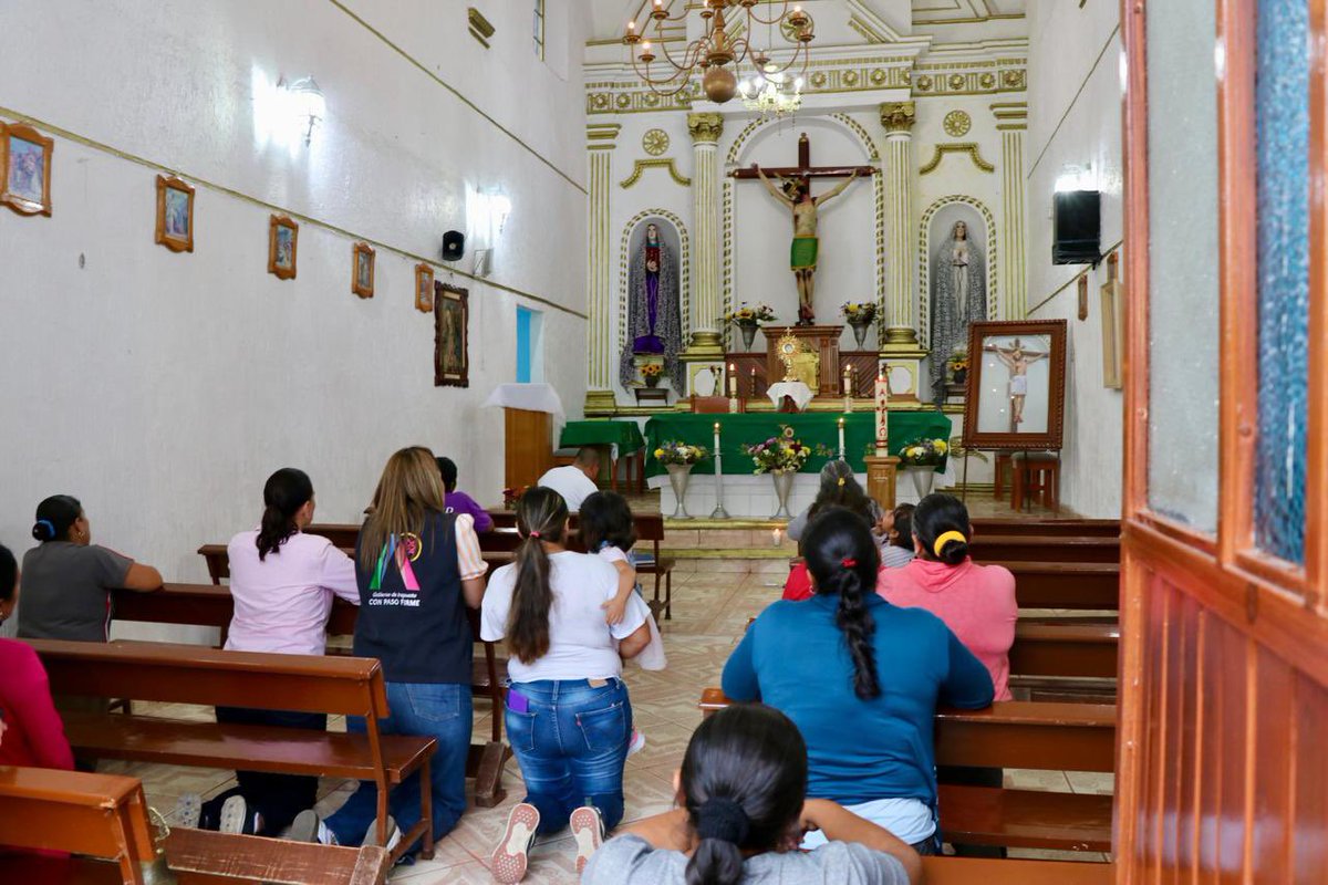 LorenaAlfaroG's tweet photo. En la comunidad de La Garrida cerramos con éxito el programa #JuntosConPasoFirme, que ha transformado vidas y reforzado la confianza de nuestras familias. 💙👣

Seguiremos caminando juntos, porque en #Irapuato nadie se queda atrás. ¡Gracias por recibirnos! https://t.co/CVGQUHpfLB