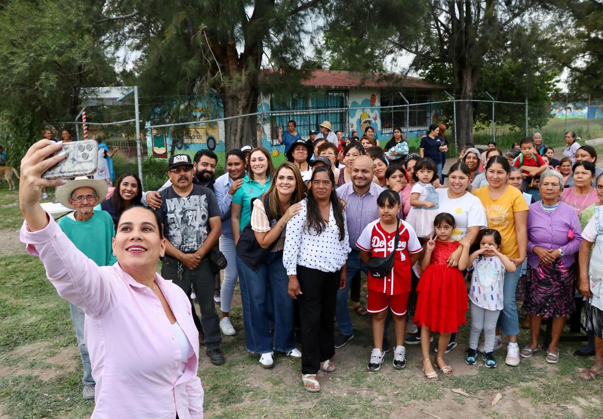 LorenaAlfaroG's tweet photo. En la comunidad de La Garrida cerramos con éxito el programa #JuntosConPasoFirme, que ha transformado vidas y reforzado la confianza de nuestras familias. 💙👣

Seguiremos caminando juntos, porque en #Irapuato nadie se queda atrás. ¡Gracias por recibirnos! https://t.co/CVGQUHpfLB