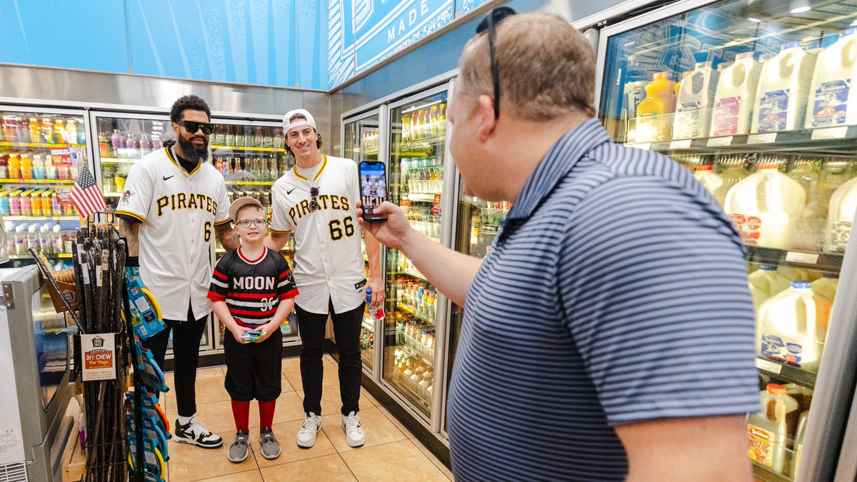 BucsCommunity's tweet photo. SHEETZ RUN! 💨   

Yesterday, Dennis Santana and Kyle Nicolas spent time with the Moon Tigers 8U Baseball Team, answering questions and helping the young athletes pick out their favorite @sheetz snacks! https://t.co/0j9oy6AjPA