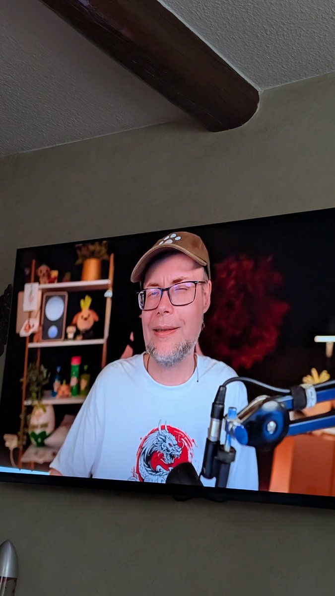 Eine kleine Tradition bei meinen Eltern:

Zusammen <a href="/OnionDogster/">OnionDog</a> schauen 🩷