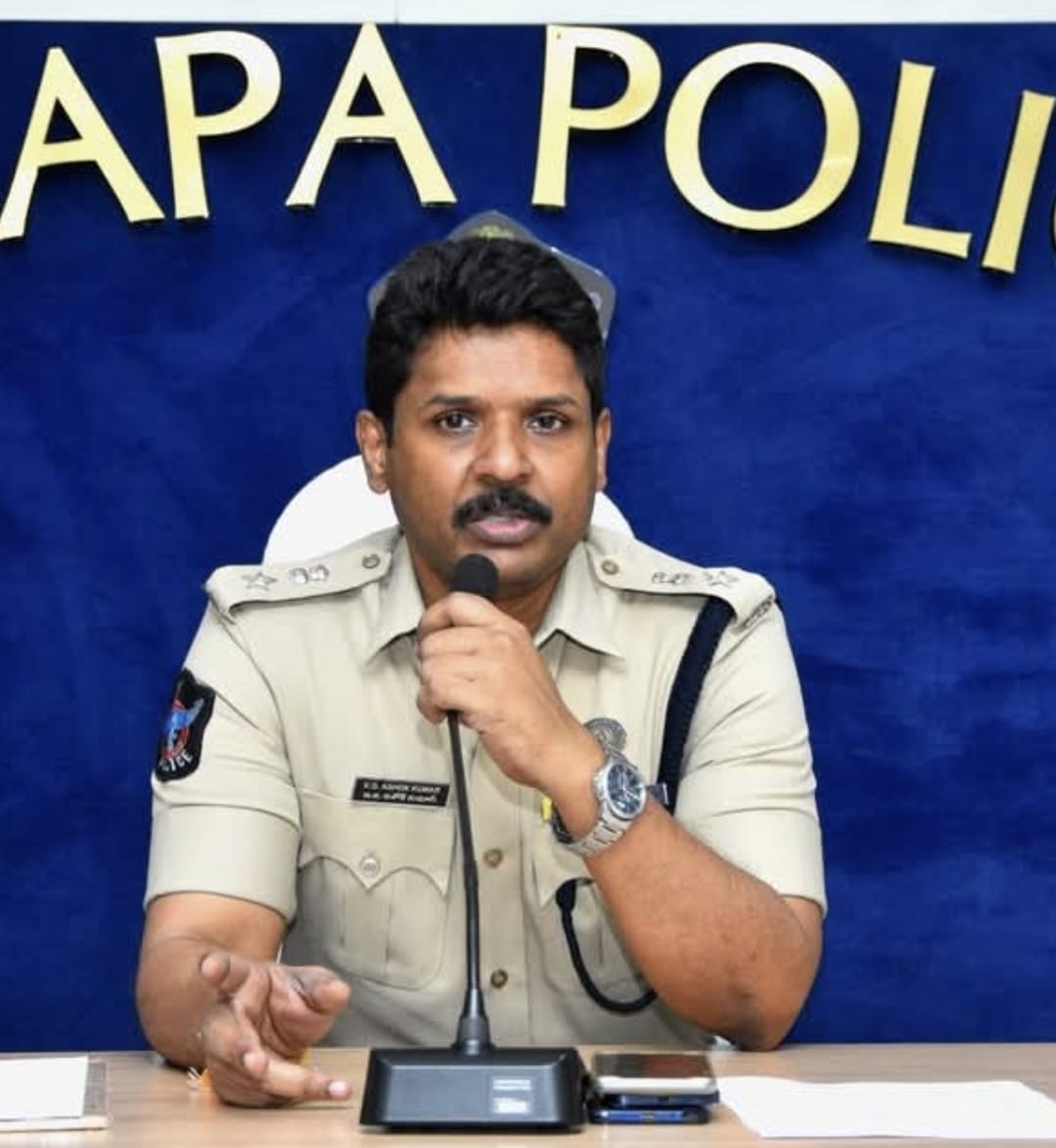 Kadapa_Police's tweet image. ,,👉*కానిస్టేబుల్ ఉద్యోగాలకు ఎంపికైన అభ్యర్థులకు గమనిక*
*కానిస్టేబుళ్లుగా ఎంపికైన అభ్యర్థులు 25వ తేదీ, 26 వ తేదీల్లో ఉదయం 9 గంటలకు జిల్లా పోలీస్ కార్యాలయంలో హాజరుకావాలి*
@APPOLICE100 
#kadapapolice 
#dail112 
#APSLPRB