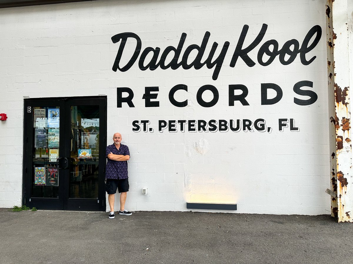 jimorear's tweet image. Just me, casually auditioning to be the new bouncer at Daddy Kool Records… because nothing says ‘intimidation’ like dad shorts and comfy sneakers.

#bouncer #intimidade #records #daddycool #security #stpete #stpetersburg