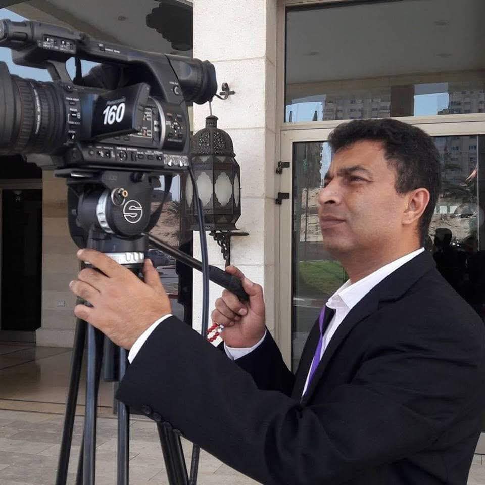 Journalist Khaled Al-Madhoun, a cameraman for Palestine TV, was targeted by Israeli forces while documenting their attack on civilians seeking aid near “Zikim.”