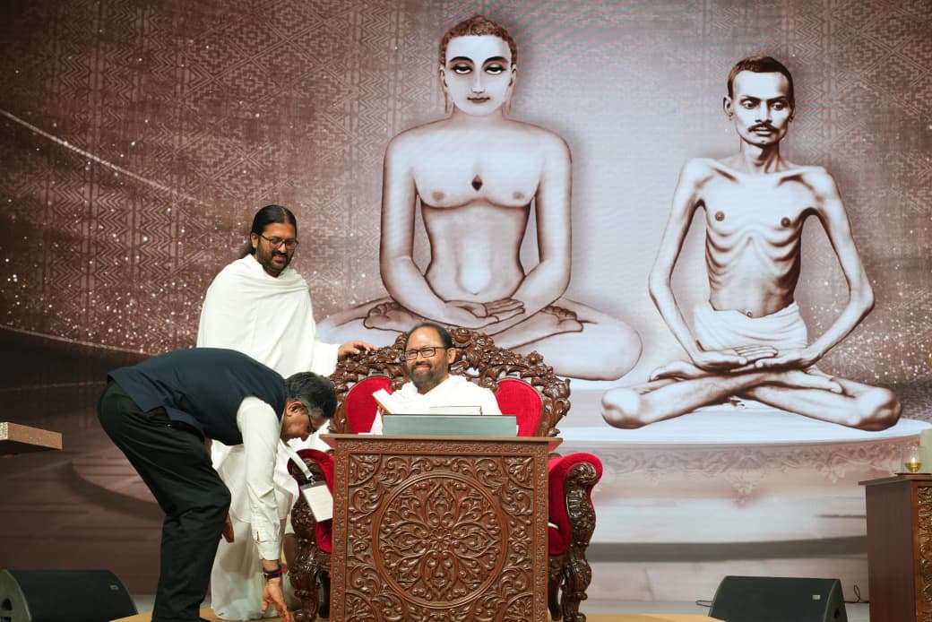 NSEIndia's tweet photo. Our MD &amp; CEO, Shri @ashishchauhan at the Shrimad Rajchandra Mission Dharampur - Paryushan Mahaparva 2025 event, in the gracious presence of Pujya Gurudevshri Rakeshji, in Mumbai today.

#NSE #NSEIndia #ParyushanMahaparva
@SRMDharampur @NSEIndia https://t.co/C6fZPW59pb