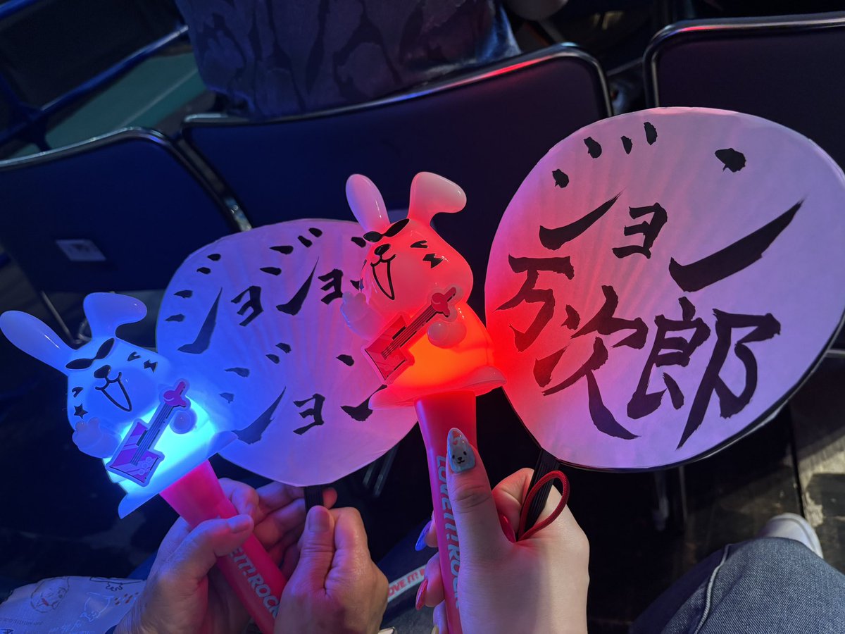 0314MsZ's tweet photo. アリーナ前から5列目で水曜メンバー全員ハイタッチしてもらえたので来年チケット当たったら水曜メンバーも推し事に加えることをここに誓います。
ジョン万音頭最高でした！大木さんに届けー！！
 #ラヴィットロック2025 
 #ハンドメイド
 #手刺繍 https://t.co/TaT2Eb6bQq