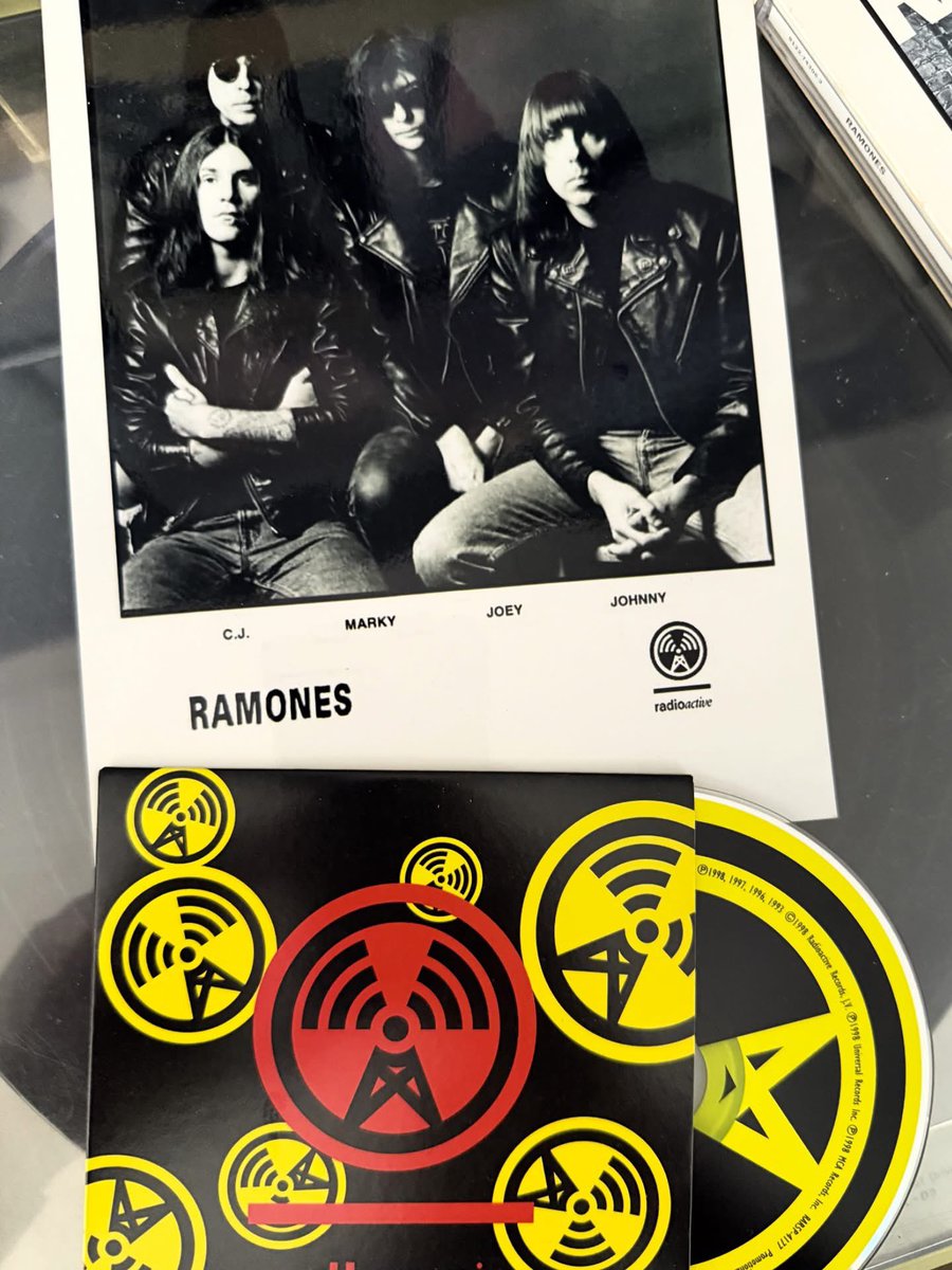 punks1977's tweet photo. 𝗥𝗔𝗗𝗜𝗢𝗔𝗖𝗧𝗜𝗩𝗘 𝗣𝗥𝗢𝗠𝗢 𝟭𝟵𝟵𝟴
#Ramones #radioactive #mondobizarro https://t.co/JEtaZnzY8e