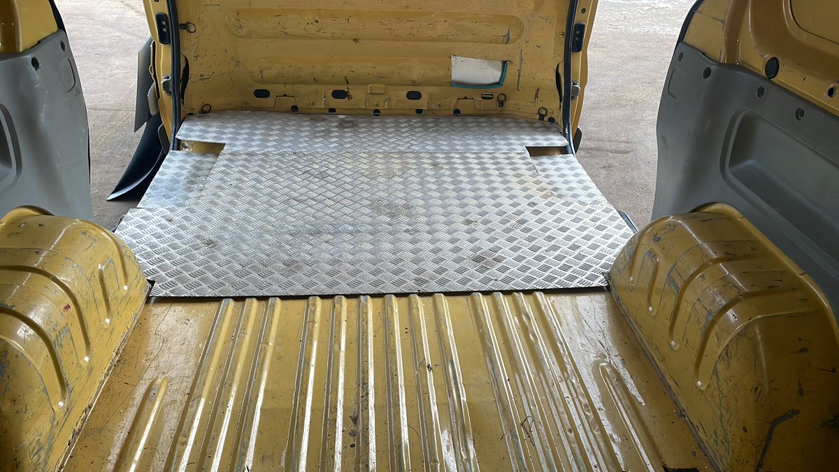 EmaPasqui's tweet photo. I start with an internal clean and a test epoxy paint job.
#DesertFrog https://t.co/JVfyQxhBjg