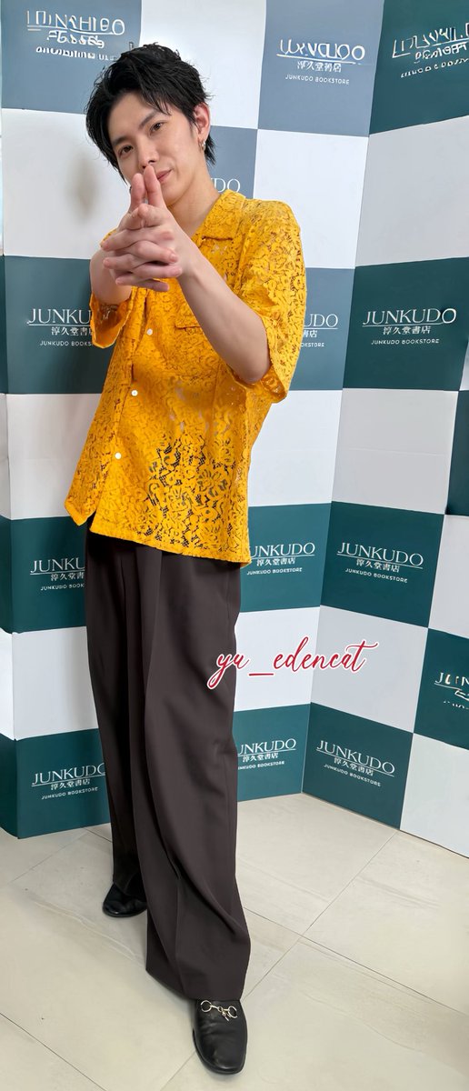 2025/8/23，楊宇騰YU中文寫真書手渡會。淳久堂很用心，在現場架設了攝影傘燈，超感動。

🐱：要帥還是可愛的姿勢？
☀️：帥的。
🐱：好，我要拍雙手射擊的姿勢。
☀️：🤔
🐱（比給他看）
於是得到這張射擊心臟的帥照。

@yu_staff_ @y01_u03 <a href="/WeBestLove_jp/">We Best Love JP</a> 

#楊宇騰 #楊宇騰yu #楊宇騰yU寫真手渡會