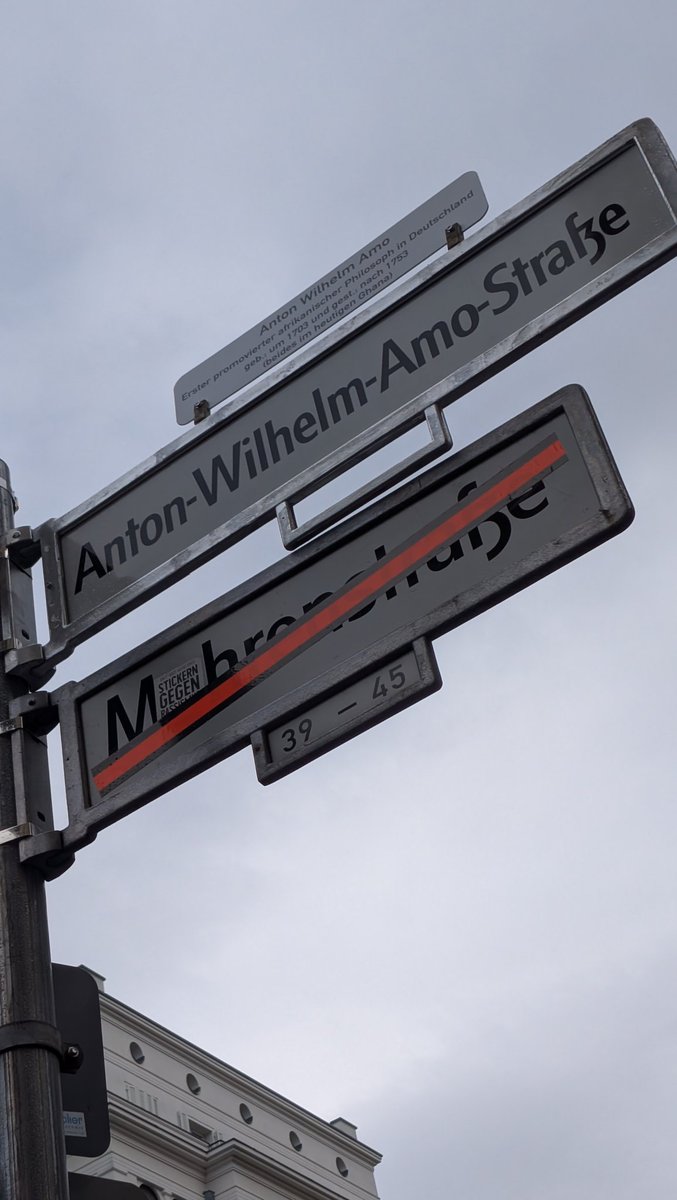 Kaum zu glauben, aber nach 30 Jahren ist die M*hrenstraße in #Berlin dekolonialisiert und in ANTON-WILHELM-AMO-Straße umbenannt! Amo war im 18.Jhrdt aus Ghana verschleppt und der erste schwarze Philosophie-Dozent Deutschlands. Ein guter Tag für eine offene Gesellschaft! #NoNazis