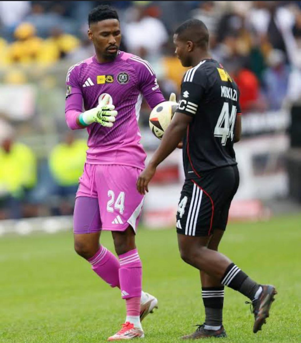 Mamelodi Sundowns spent close to a billion on foreign rejects just for all of them to struggle against 19yr old Mbokazi😭Orlando Pirates doesn't buy class they create it☠️⚽🤞
