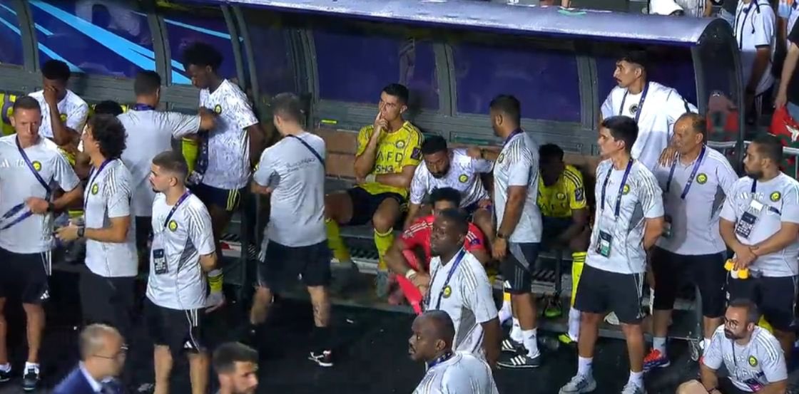 النصر جاب رونالدو

ومسخره بكل دول العالم

ينقلونه من مكان لمكان عشان يتمرمط معهم 😂

يا عيشتن قشرا😂