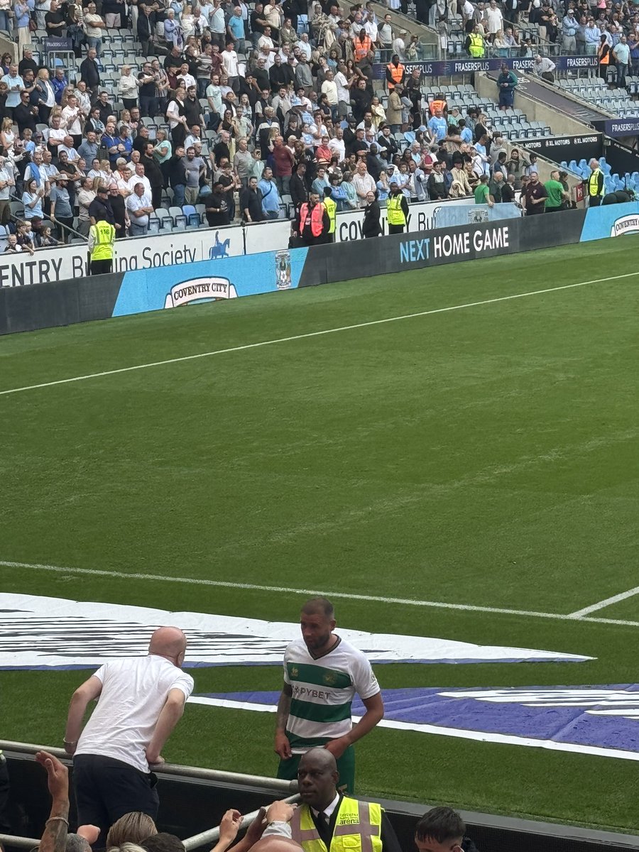 Massive respect to these 5, everyone else standing 20 yards away or walking straight in, including the manager. Disgraceful #qpr