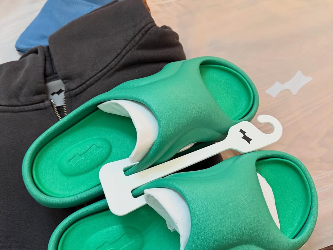 GzDGqbmaEAAxHeE?format=jpg&name=medium Luxury or Rip-Off? Justin Bieber’s New Sandals Spark Debate Over Price Tag