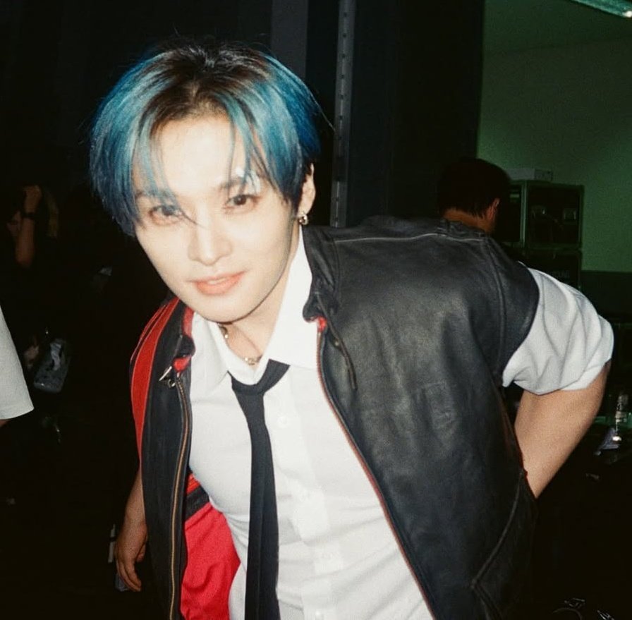 this is such an adorable photo of leeknow 😭😭 his lil smile