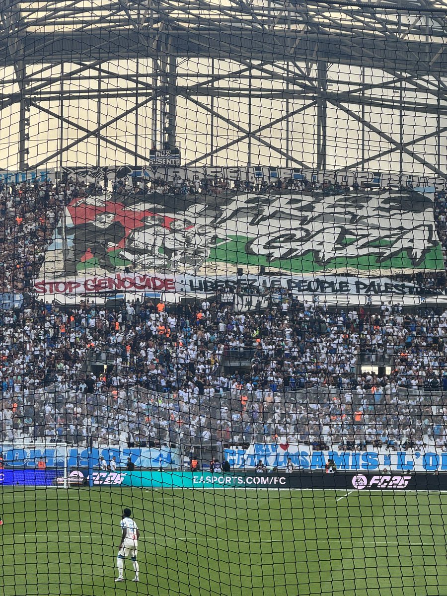 Instantik's tweet photo. Virage nord : « free gaza - stop génocide : libérez le peuple palestinien » https://t.co/X7hgUmZISs