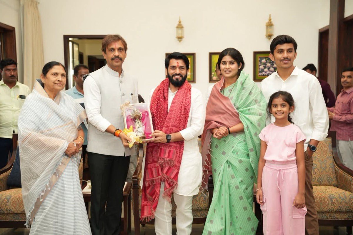 RahulSkool's tweet photo. महाराष्ट्र विधानमंडळ सार्वजनिक उपक्रम समितीचे सहकारी आमदार श्री. निलेशजी राणे, आमदार श्री. मिलिंदजी नार्वेकर, आमदार श्री. रईसजी शेख, आमदार श्री. सुभाष बापु देशमुख, आमदार श्री. भीमराव अण्णा तापकीर,आमदार श्री. उत्तमजी जानकर, आमदार श्री. हेमंतजी ओगले आमच्या राहू येथील निवासस्थानी https://t.co/9fuFVvfejM