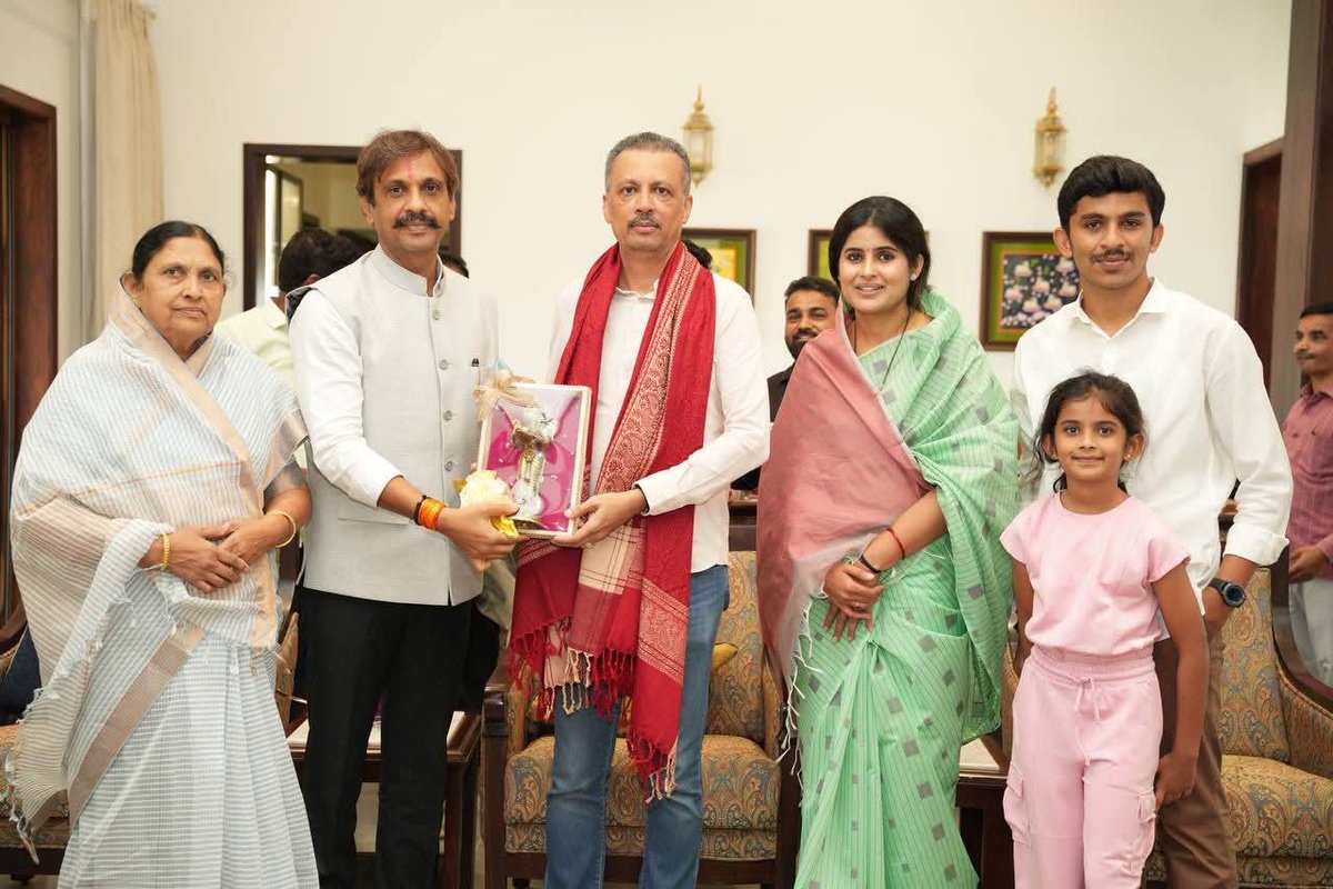RahulSkool's tweet photo. महाराष्ट्र विधानमंडळ सार्वजनिक उपक्रम समितीचे सहकारी आमदार श्री. निलेशजी राणे, आमदार श्री. मिलिंदजी नार्वेकर, आमदार श्री. रईसजी शेख, आमदार श्री. सुभाष बापु देशमुख, आमदार श्री. भीमराव अण्णा तापकीर,आमदार श्री. उत्तमजी जानकर, आमदार श्री. हेमंतजी ओगले आमच्या राहू येथील निवासस्थानी https://t.co/9fuFVvfejM