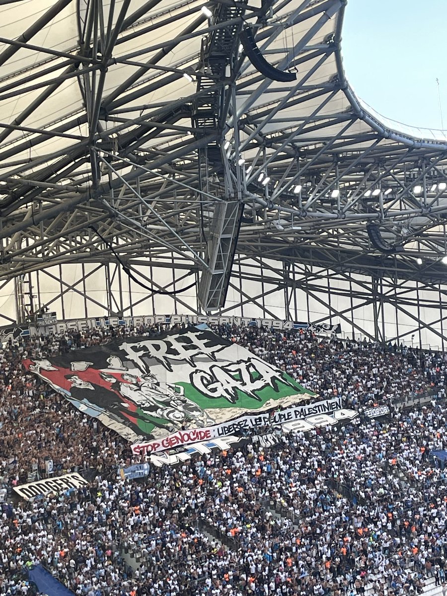 GFFN's tweet image. Marseille’s Virage Nord standing with Palestine:

“Free Gaza”

“Stop genocide: Free the Palestinian people.”

📸 @georgeboxall22