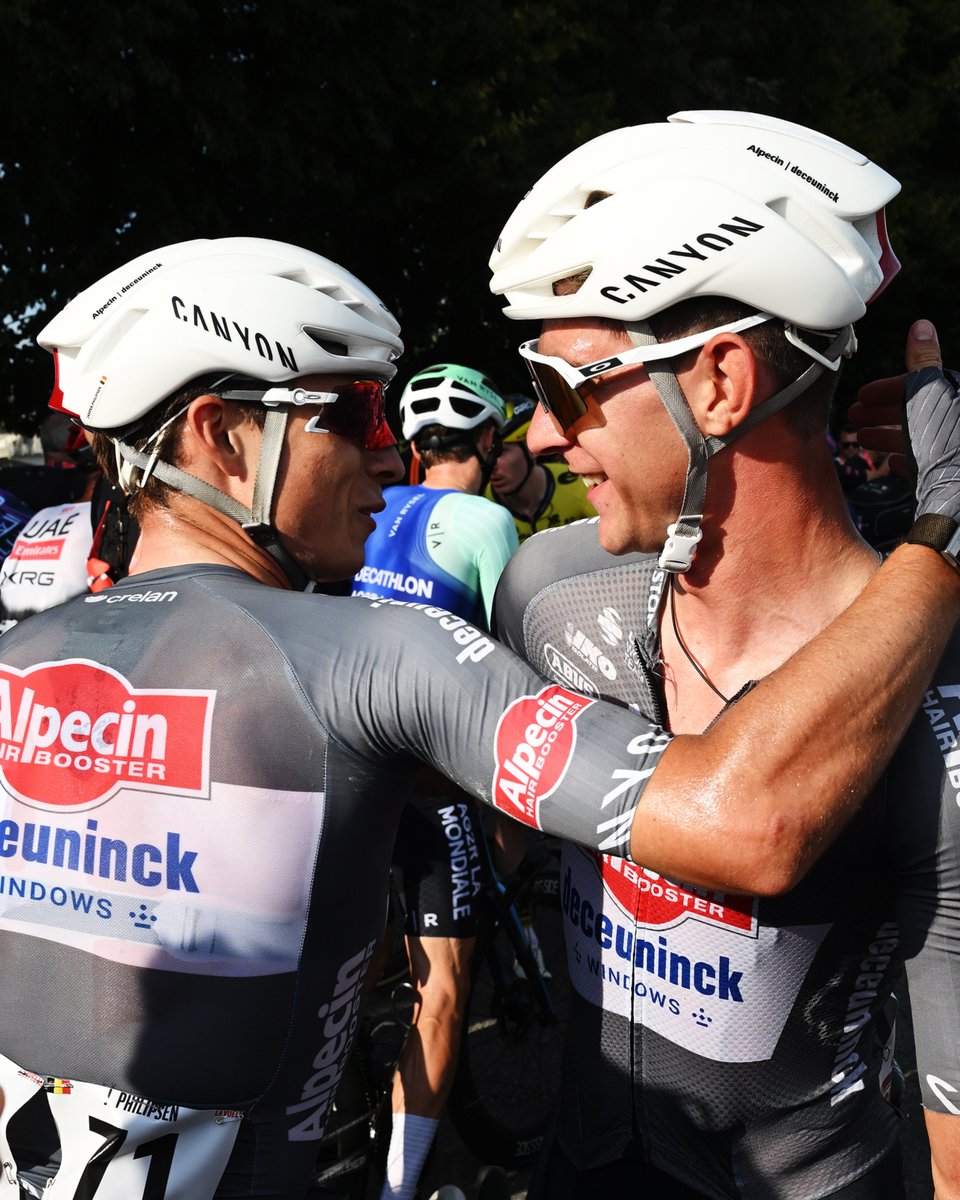 UCI_cycling's tweet image. A red-hot start! 😎

@JasperPhilipsen is back on top and will be the first rider in red at #LaVuelta25, after winning an explosive opening stage from Turin to Novara. 🔴

3️⃣ weeks of blistering racing are officially underway! 🔥

📸 @GettySport 

#RoadCycling