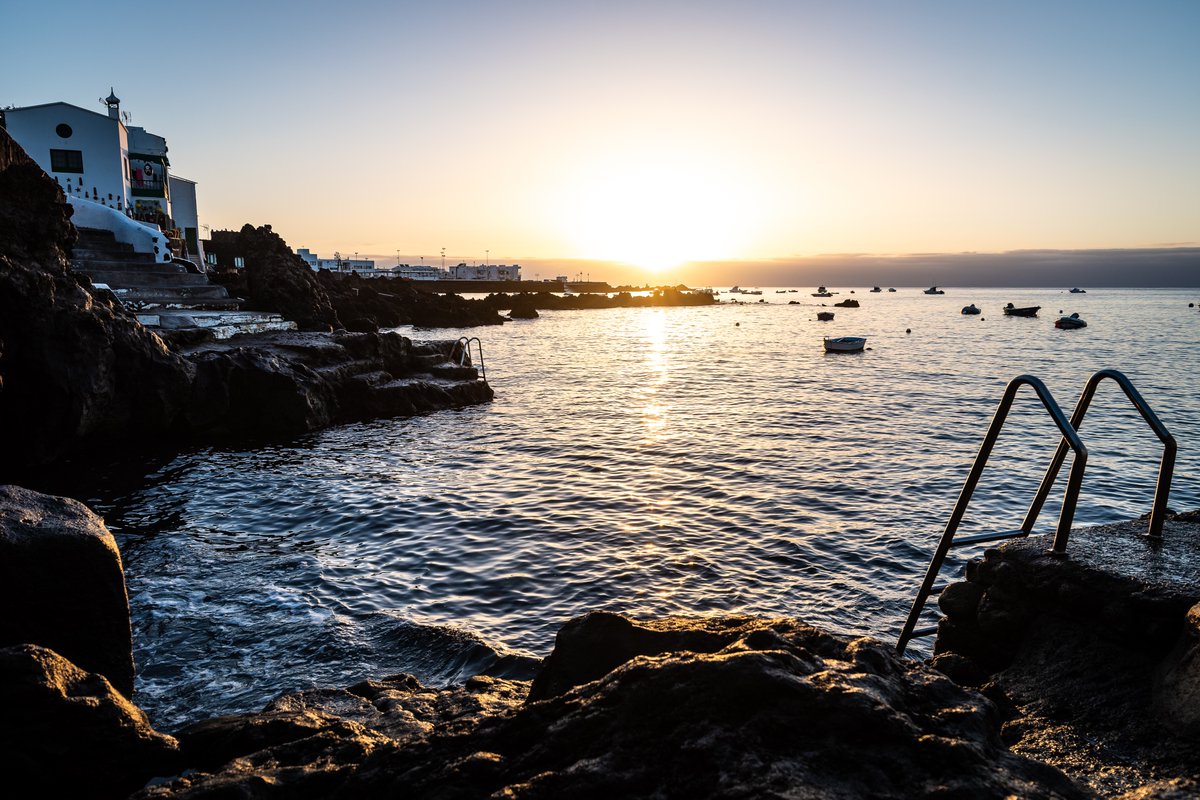 Es un gustazo ver cómo el amanecer pinta de oro y azul los primeros latidos del día 🌅✨ 

💙 

#LanzaroteLaIslaDiferente