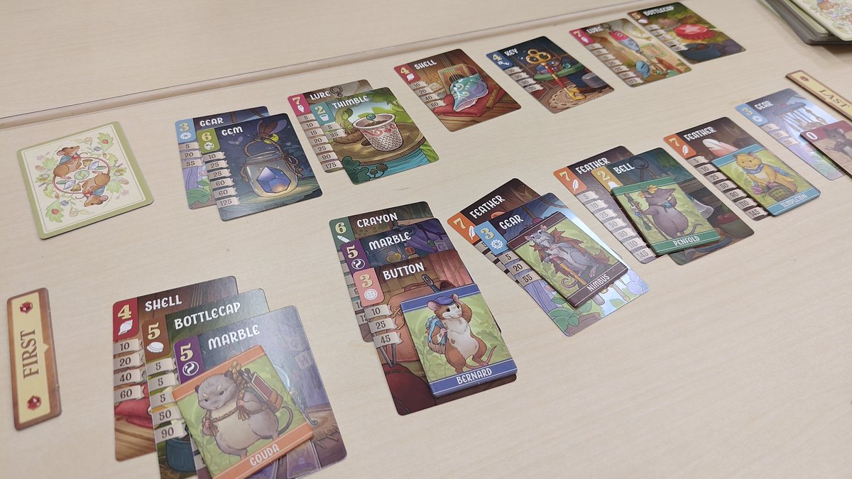 今日のおボドゲ3：『TRINKET TROVE』。6人戦。人は様々、入札の方法も様々。よもや取得順入札で3枚とか4枚とかバンバン出してくるとは思わんやん。一極集中型は後半息切れして手札が出せなくなるから、多分戦法的には弱いんだなこれは…。
#ボードゲーム