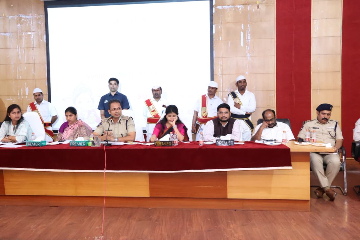 ప్రశాంత వాతావరణంలో గణేష్ ఉత్సవాలను నిర్వహించాలి*

 *పండుగలను భక్తి భావంతో నిర్వహించుకోవాలి*

 *వరంగల్ పోలీస్ కమిషనర్ సన్ ప్రీత్ సింగ్*

 *హనుమకొండ వరంగల్ జనగామ జిల్లాల కలెక్టర్లు,  జీడబ్ల్యూఎంసి కమిషనర్, ఇతర ఉన్నతాధికారులు,  సమన్వయ సమావేశం*

 శనివారం కాకతీయ యూనివర్సిటీ సమావేశ