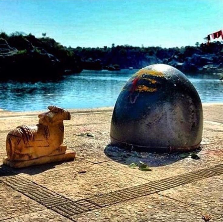 शिव तुम्हारे बिन जो उपजी,
उस शून्य का विस्तार हूँ मैं।
क्यों ले रहे इतनी परीक्षा तुम,
तुम्हारा ही तो परिवार हूँ मैं।।

जय शिव शंभू 🕉️🙏
हर हर महादेव 🕉️🙏
सुप्रभात 🌺🍃🙏