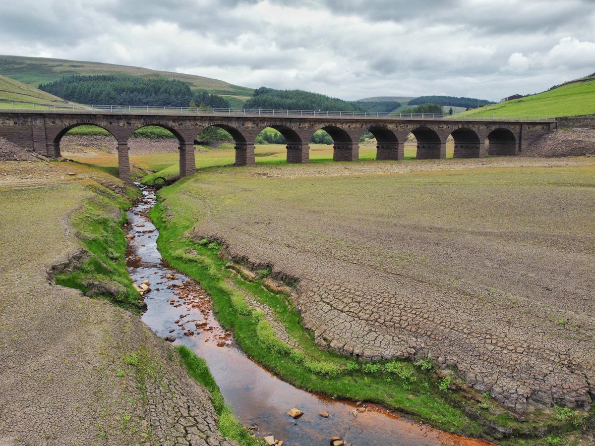 Jacksweatherch1's tweet photo. Dry as a bone, this was woodhead reservoir this afternoon
Not often you get to see the bottom of a reservoir like this!
@StormHour @ThePhotoHour #loveukweather https://t.co/dFlqROcTUF