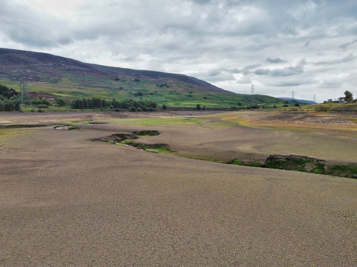 Dry as a bone, this was woodhead reservoir this afternoon
Not often you get to see the bottom of a reservoir like this!
<a href="/StormHour/">#StormHour</a> <a href="/ThePhotoHour/">#ThePhotoHour</a> #loveukweather