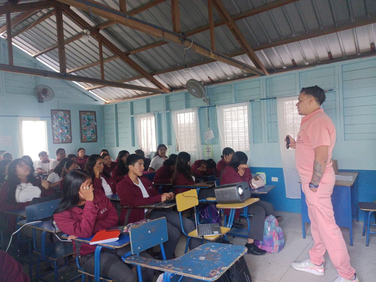 vicogt's tweet photo. 🚀 Iniciamos el primero de 12 talleres en Villa Nueva.
Más de 450 jóvenes de 15 a 18 años trabajan en su identidad y proyecto de vida.
💙 La juventud es presente y futuro.

#VillaNueva #JuventudConFuturo #DescubriendoQuienSoy https://t.co/24IIwNZdbx