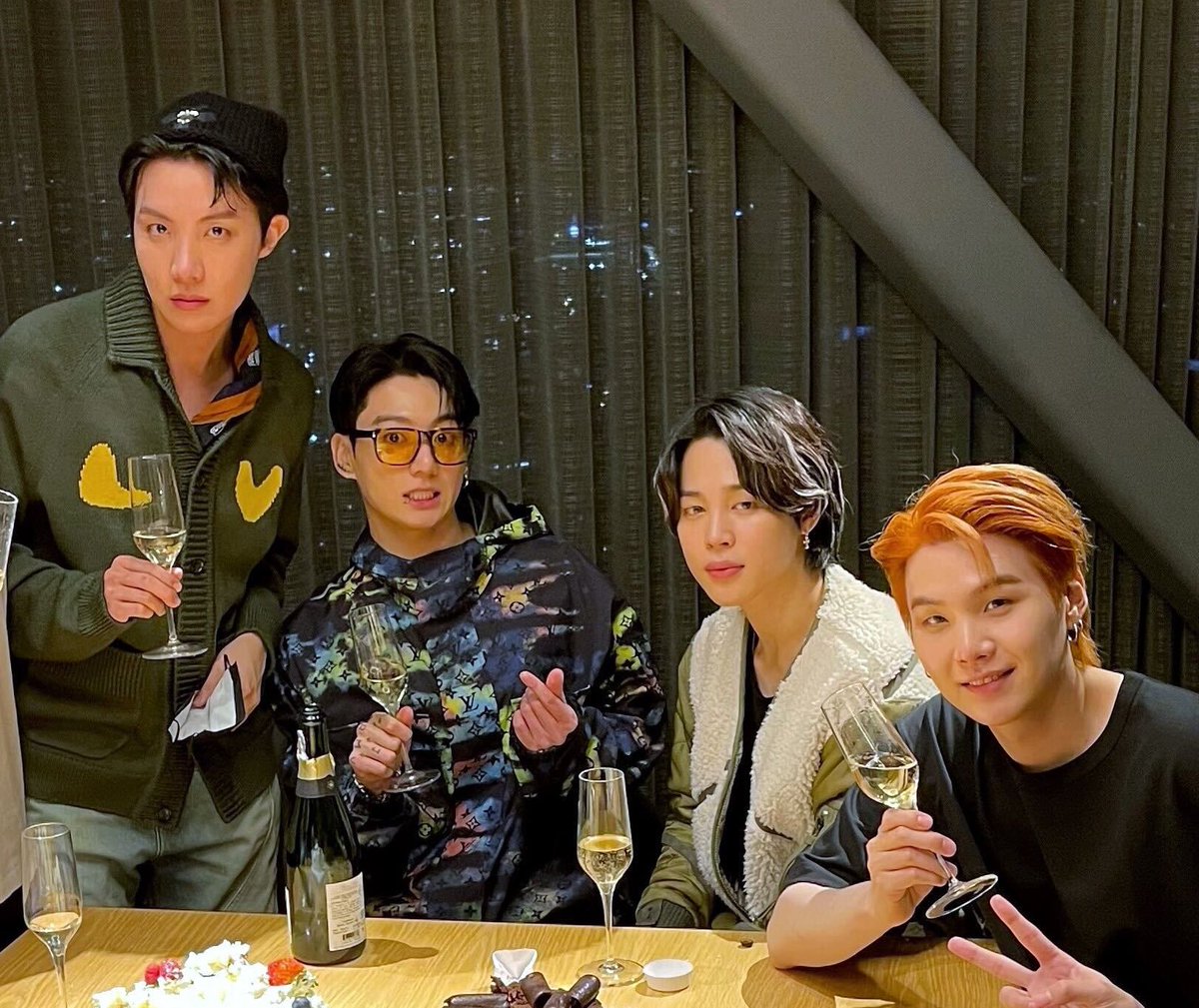 sopemk's tweet photo. this sopeminkook oh my god https://t.co/1ENcBVZQec