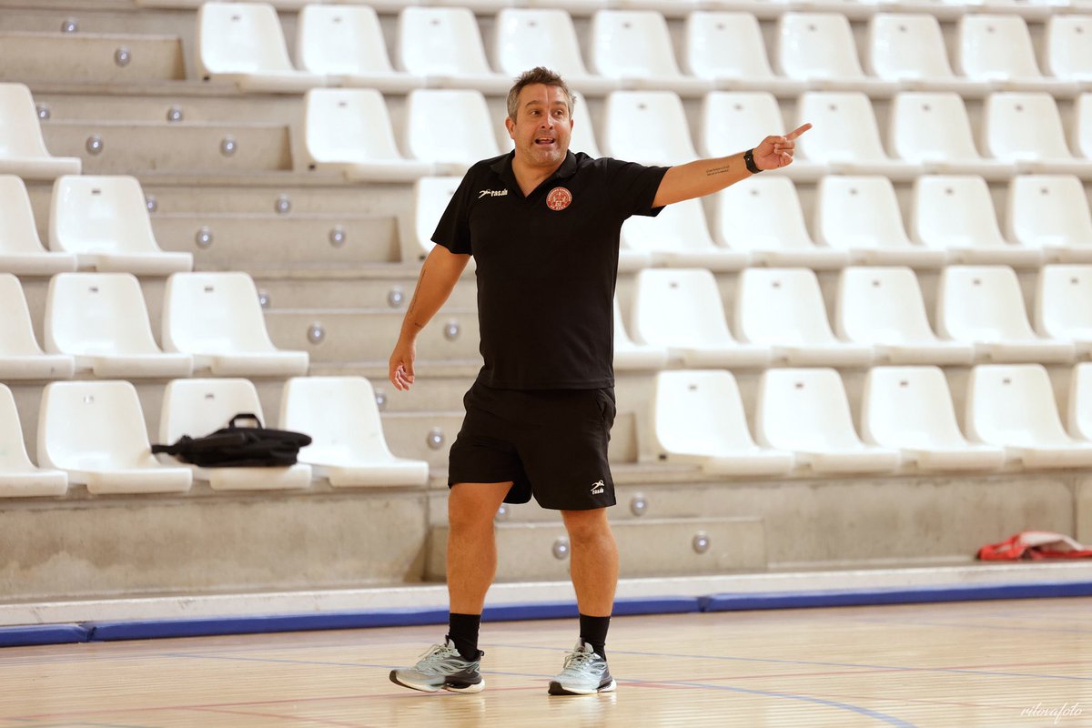 Los buenos equipos se convierten en grandes equipos cuando sus integrantes confían tanto en sus compañeros como para que prevalezca el “nosotros” sobre el “yo”.
Equipo🤾‍♂️🤾‍♂️🤾‍♂️🍀🍀🍀 <a href="/CBRomo/">Erromoko Eskubaloia</a> 
📸 @rilovafoto