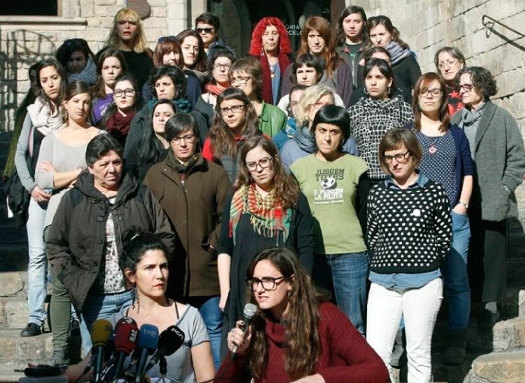 Volvamos a recordar que un valiente agente de la policía ha tenido que infiltrarse en la CUP con artes sexuales.
🙌 Que estómago !