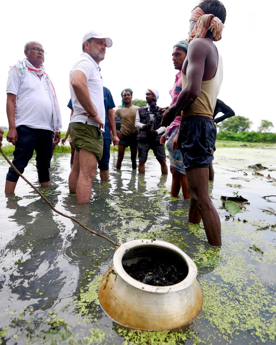 सरकार बिहार में मखाना बोर्ड का गठन करती है तो नेता प्रतिपक्ष मखाना की खेती करने वाले किसानों से मिलते हैं।

बिहार की जनता पूछती है कि 78 सालों से नेता कहां ग़ायब थे....?

मखाना बिहार से सस्ते दामों में ले जाकर दिल्ली और मुंबई जैसे बड़े शहरों में 2200-3000 रूपये किलो बिकता है!