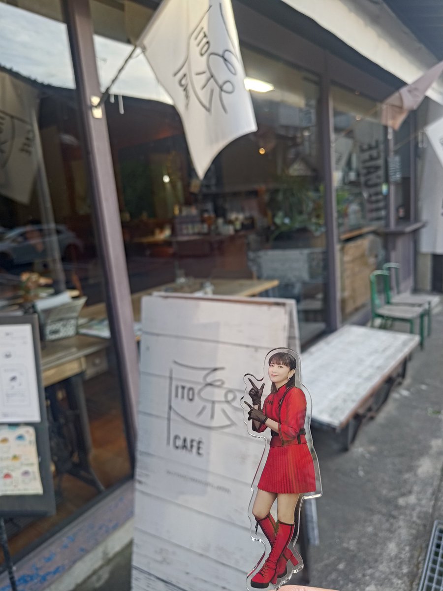 GPK_shiro_tsuri's tweet photo. #郡上八幡 カフェでちょっと休憩🥤
新町の #ITOCAFE さん
オシャレなお店で、できるだけ地元のものを使った料理やスイーツ、ドリンクを提供しているとのこと。
水出しコーヒーいただきました。美味しかった👍
やっぱり女性客が多いですね。
コースターにも店のロゴ?が入っていてかわいい😆
#糸カフェ https://t.co/6oUHMEsqQc