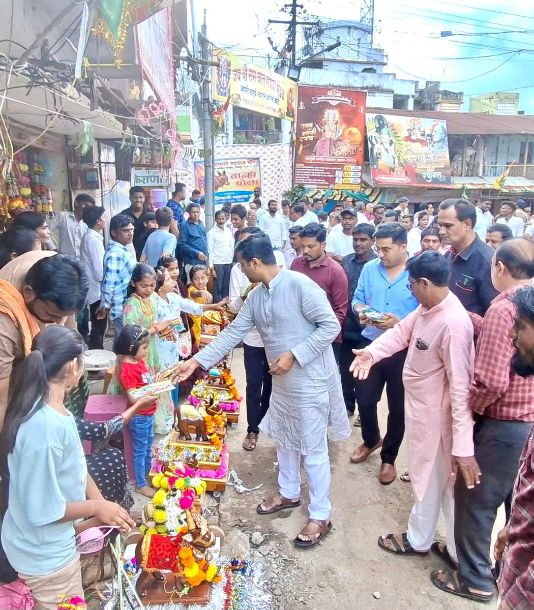 BuntyBhangdiya_'s tweet photo. चिमूर येथे आयोजित भव्य तान्हा पोळा उत्सवात श्री श्रीकांतजी भांगडीया (अध्यक्ष, भांगडीया फाऊंडेशन) डॉ. वैभवजी बीयाणी (प्रसिद्ध हृदयरोगतज्ज्ञ, नागपूर) यांनी उपस्थित राहून आकर्षक सजावट केलेल्या नंदीबैलासह सहभागी बाल-गोपालांना शैक्षणिक कीटचे वाटप केले.
#तान्हा_पोळा #Chimur #BJP https://t.co/ykvU4cWDJR