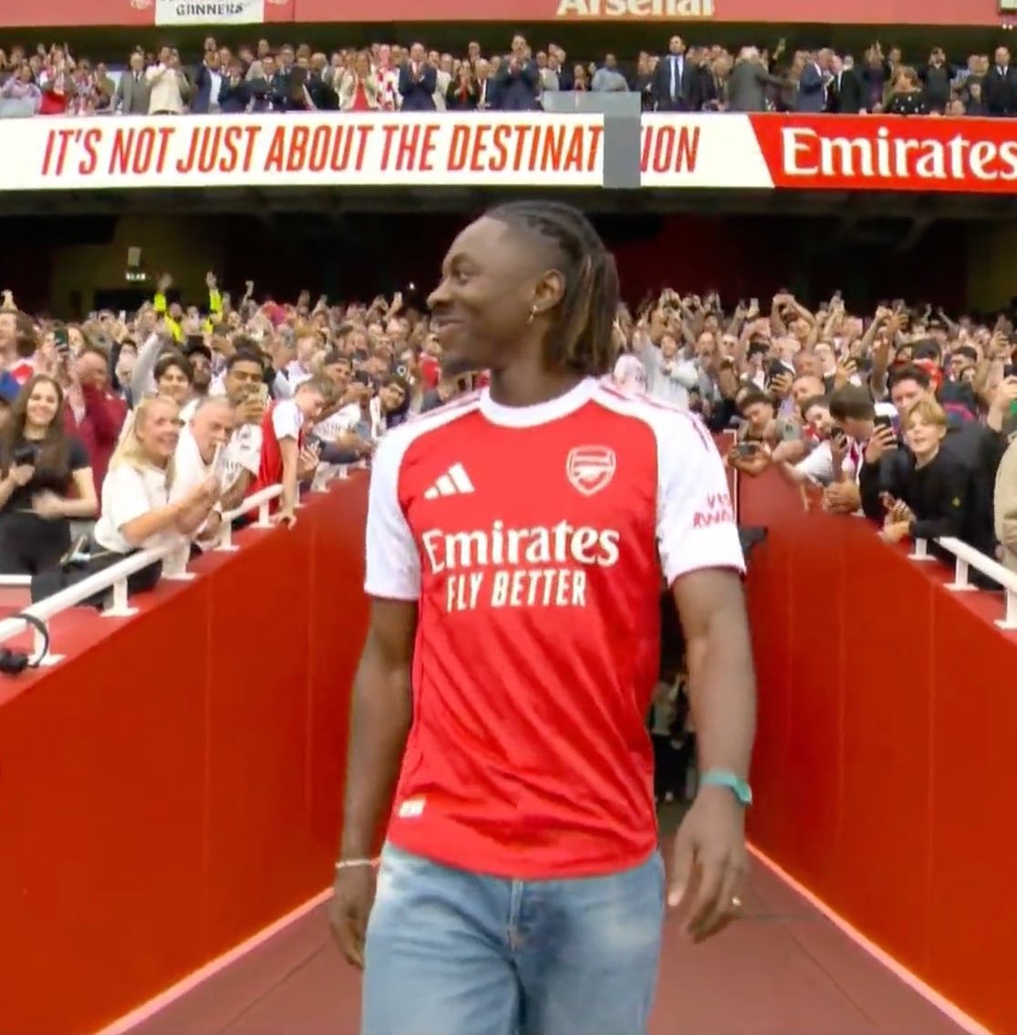Arsenal's new #10, Eberechi Eze, is unveiled. 👋