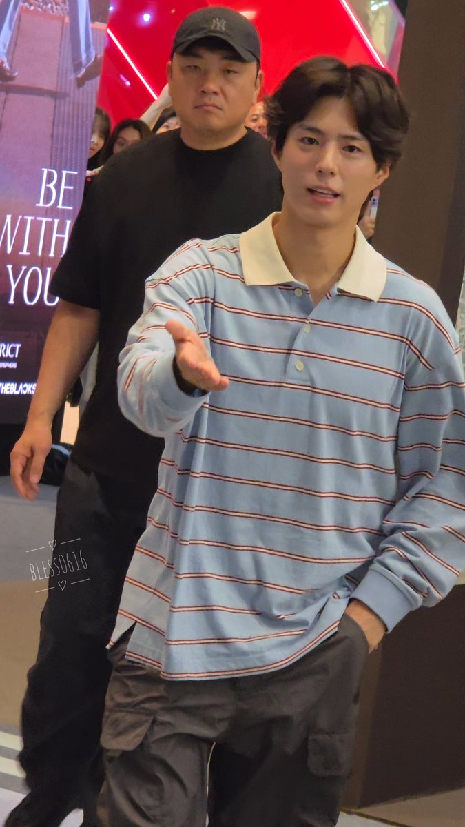 bless0616's tweet photo. มาๆเซ็นให้ พกปากกามาเอง

#BeWithBOGUMMY 
#PARKBOGUM #박보검 #พัคโบกอม 
#BEWITHYOU #BEWITHYOUINBKK #PARKBOGUM2025_FANMEETING_BEWITHYOU_BKK https://t.co/YeA2pXOnvr