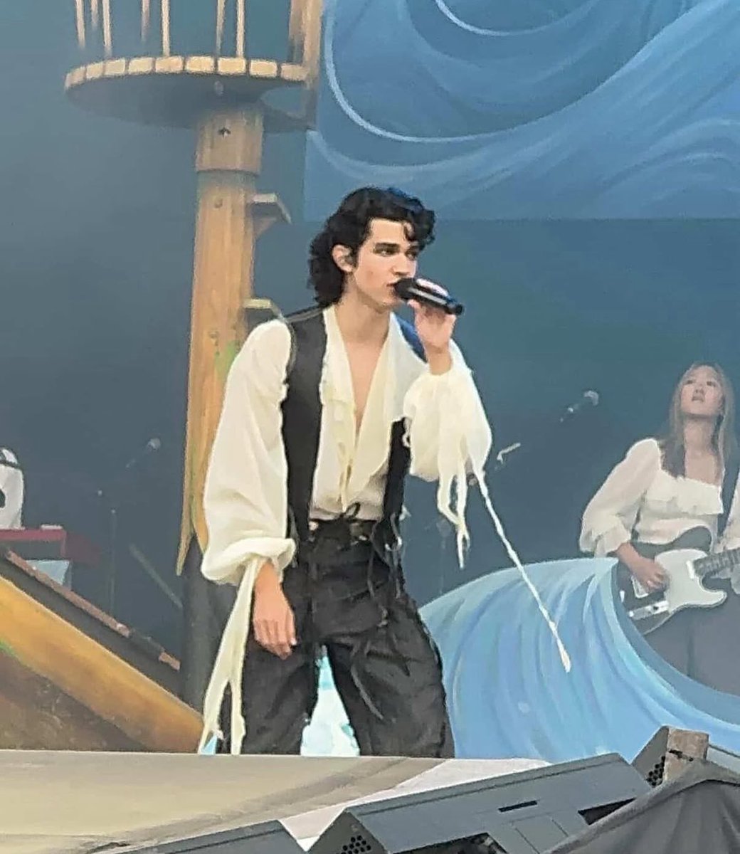 ALSO THE PIRATE OUTFIT I LOVE
