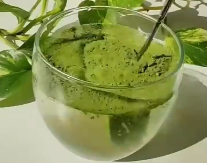 Je parie que t’en as jamais entendu parler :

Moringa.

Ses "feuilles miracle" contiennent 92 nutriments qui aident à réguler la tension, soulagent l’arthrite et te donnent une énergie sans limite.

Voilà comment ça marche, comment l’utiliser et comment j’évite les versions bidon