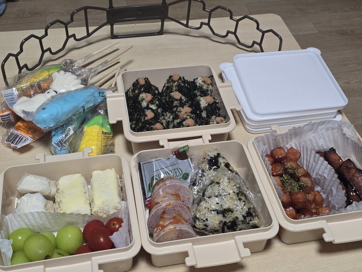 #거인상사후기
안녕하세요!
사샤스탭인 빼꼼입니다🍴

맛있게 4단 도시락싸갔는데 
아주 싹싹 비웠답니다💕
제꺼 다먹어버리고 손님분들 안주를 엄청 뺏어먹었는데 민망하네요 ㅎㅎㅎ

다들 너무 수고많으셨습니다~! 
후기는 타래로 더 남겨볼게요🥹🔥