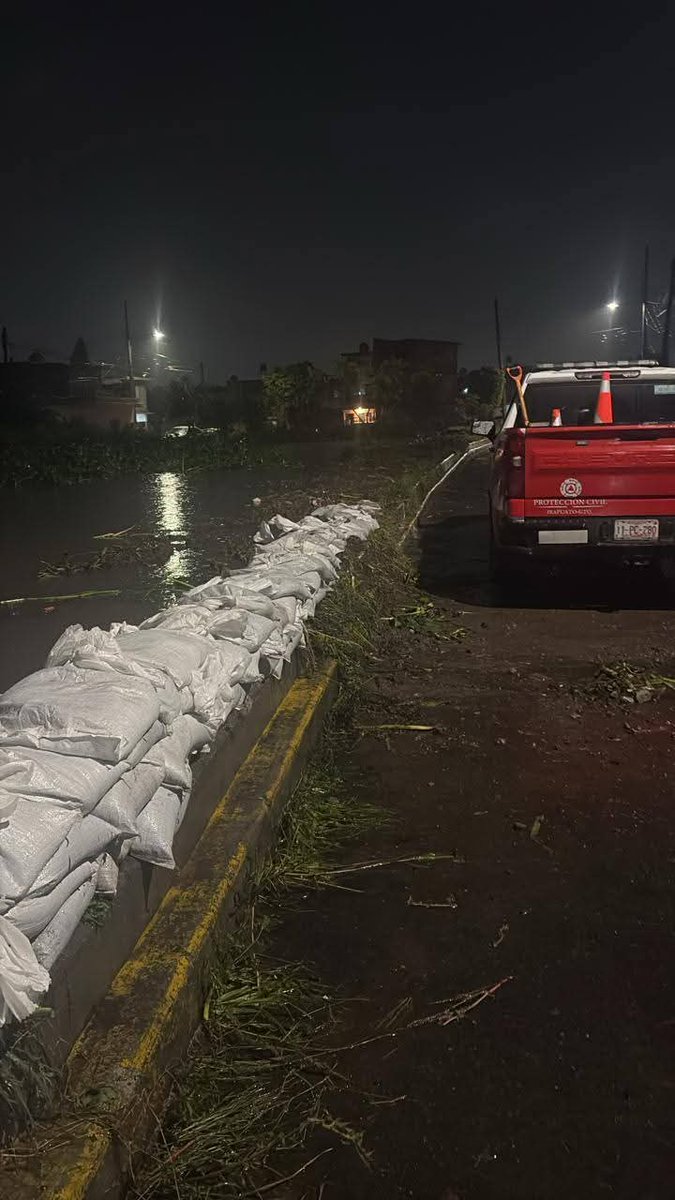 Debido a la fuerte tormenta eléctrica severa del día de ayer en Irapuato se presentó desborde parcial del canal de Coria en zona sur de Irapuato.