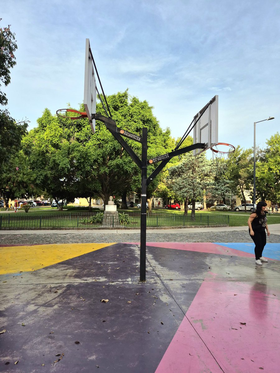 Es sábado y lo sabemos 👊 

A veces los fin de semana tenemos ganas de jugar 🏀 y los clubes tienen otras actividades. ¿Te pasa? 🤔 por eso no hay mejor plan que ir a la plaza!!!. 

Esta es una de ellas, jugá 🏀 con nuestra Línea Urbana que está espectacular👌