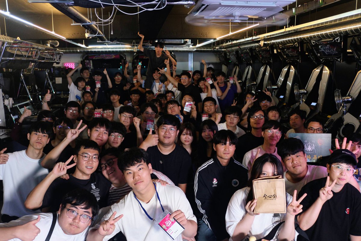 CYGame_Contest's tweet photo. #CyG2025
2025년 8월 23일 대전 싸이뮤직 마��마이 대회에 참여해주신 모든 선수들과 관객 여러분 수고 많으셨습니다. 이 곳 싸이뮤직에서 다시 만날 수 있길 바랍니다.
- CyG2025 스태프 일동 https://t.co/dXRtpJatC7