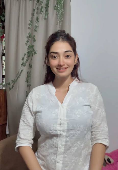 لوگ اپنے گریبان میں جھانکے یا نہ جھانکے
 لیکن اگر کسی نے کھلا گلا پہنا ہو تو اس کے گریبان میں ضرور جھانکتے ہیں 🙈

<a href="/nishakhan1999/">Nisha khan 🦋</a>